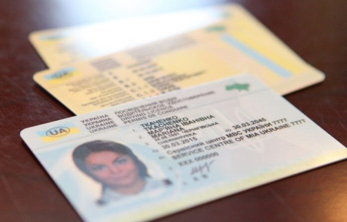 Кому з водіїв, коли і як потрібно буде замінити права в Україні