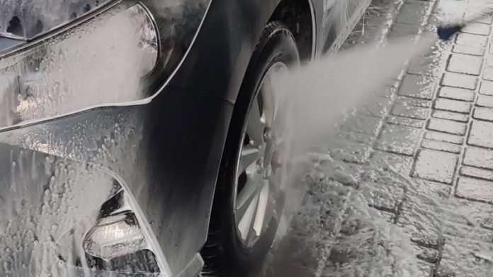 Як очистити автомобіль від літніх забруднень