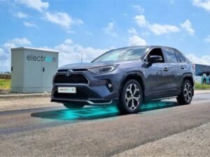 Електрокар Toyota проїхав майже 2000 км на одному заряді