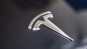 Компанія Tesla роздає старі автомобілі