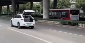 Новітній китайський електромобіль загубив батарею під час руху (відео)