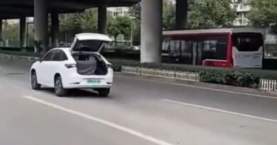 Новітній китайський електромобіль загубив батарею під час руху (відео)