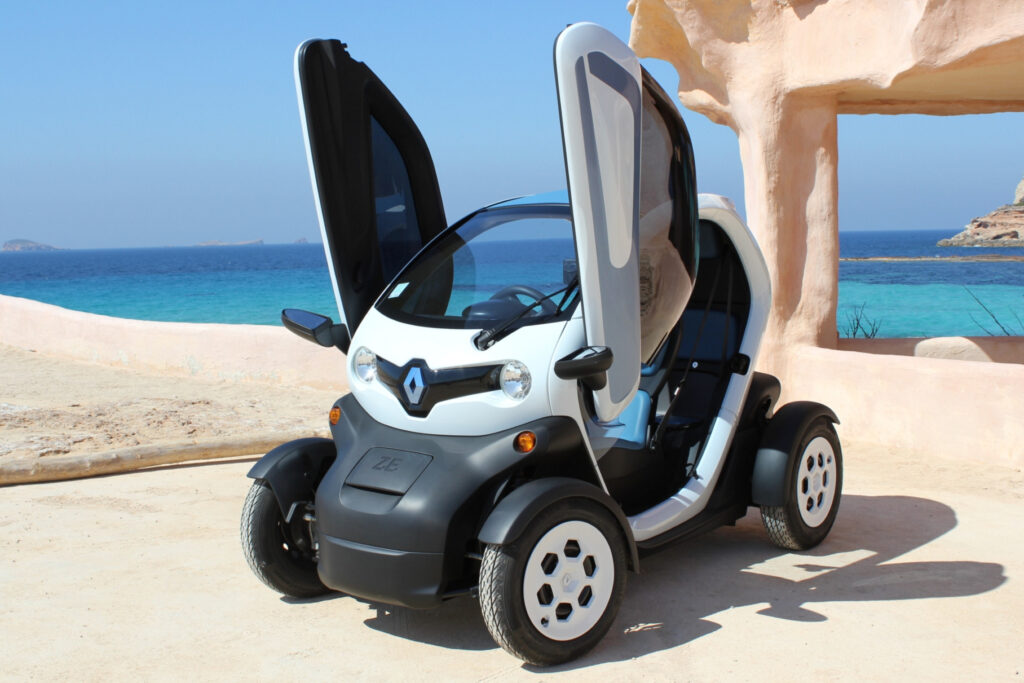 Компанія Renault знімає з виробництва маленький міський електрокар Twizy