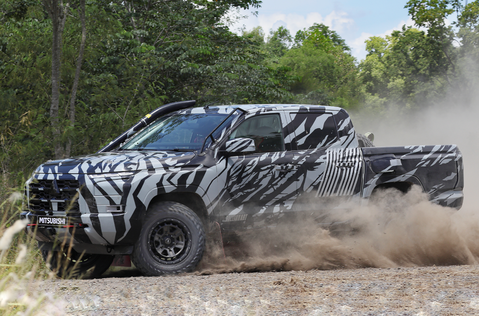 Показано новий пікап Mitsubishi L200, який вирушить на ралі