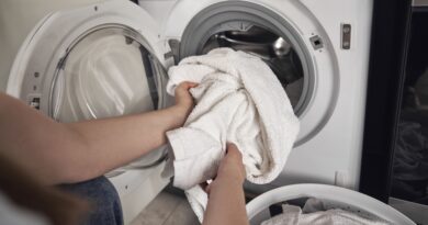 10 банальних помилок при пранні, які псують речі та техніку