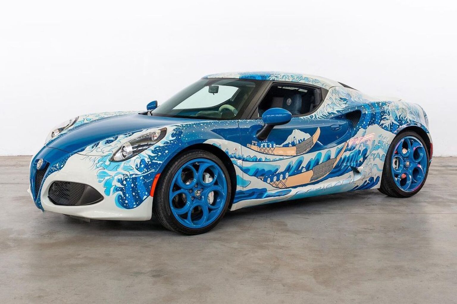 Тюнінг-ательє перетворило Alfa Romeo 4C на полотно для культової японської картини