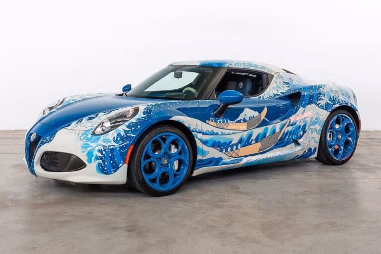 Тюнінг-ательє перетворило Alfa Romeo 4C на полотно для культової японської картини