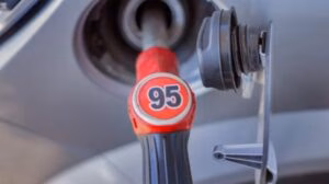 Де на 2, а де на 6 гривень: на яких заправках бензин подорожчав найбільше