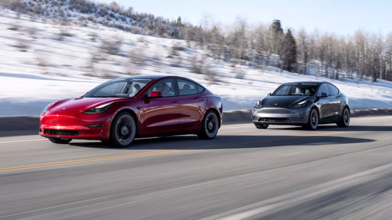 Електромобілі Tesla навмисно переоцінюють дальність при повній зарядці