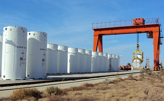 великі циліндричні контейнери на відкритому повітрі для зберігання ядерних відходів