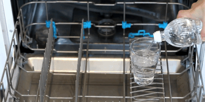 Як чистити посудомийну машину: налийте оцет у склянку