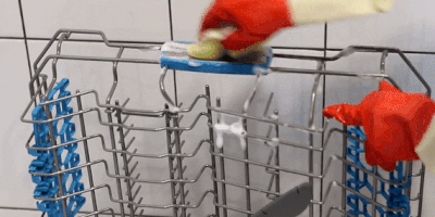 Як почистити посудомийну машину: протріть ґрати з усіх боків