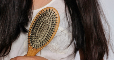 Як почистити плоску, круглу або масажний гребінець для волосся