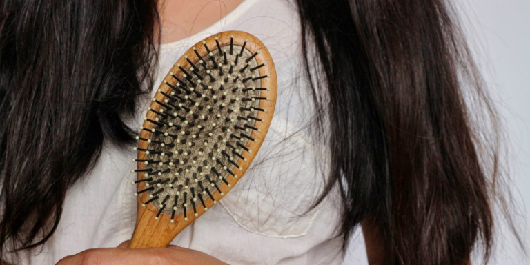 Як почистити плоску, круглу або масажний гребінець для волосся