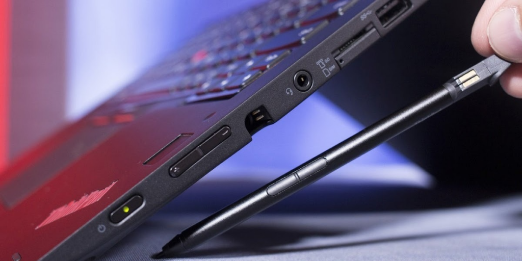 Lenovo запатентувала ноутбук із висувною веб-камерою, яка ще й стілус
