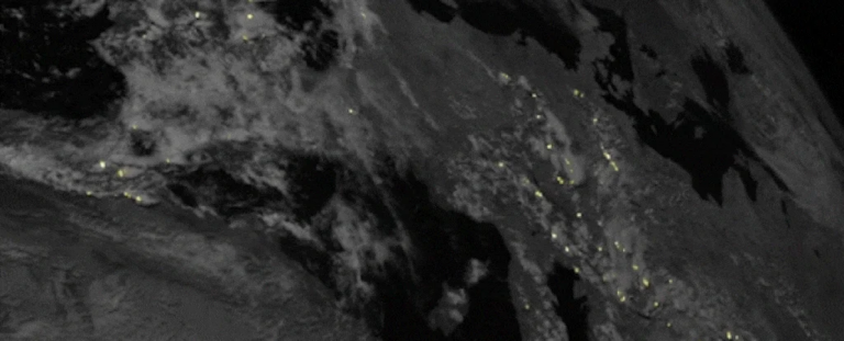 Як виглядає рій бурхливих гроз з космосу: неймовірне відео