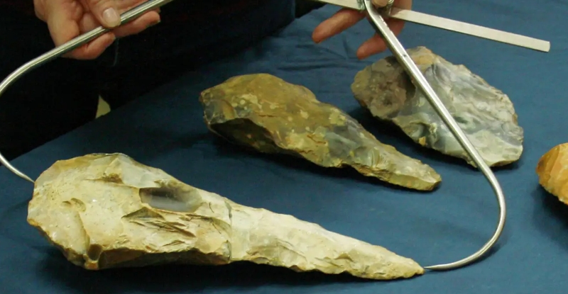 Дві гігантські доісторичні ручні сокири були знайдені на півдні Англії