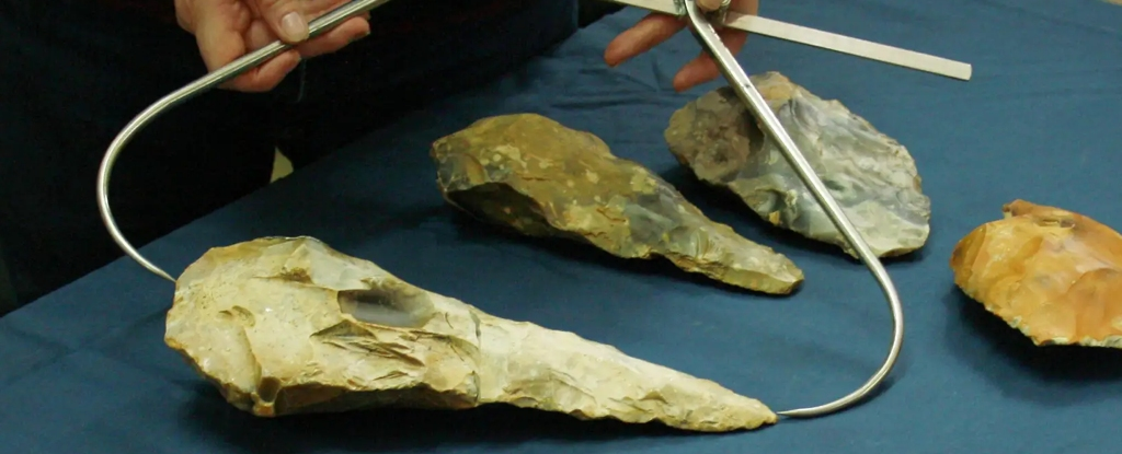 Дві гігантські доісторичні ручні сокири були знайдені на півдні Англії