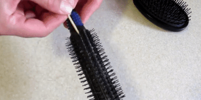 Як очистити гребінець для волосся: підніміть волосся зубочисткою
