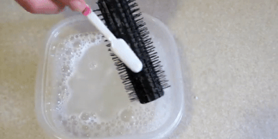 Почистіть гребінець зубною щіткою
