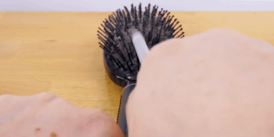 Як почистити гребінець для волосся: видаліть волосся і пил