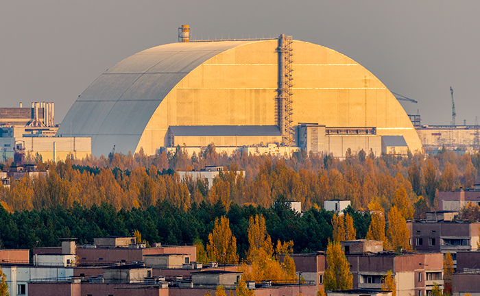 велика споруда над дахом Чорнобильської електростанції