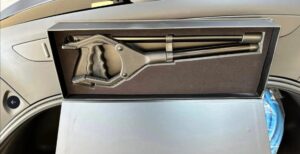 Tesla комплектує автівки для нових власників із Великої Британії палицями