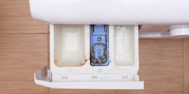 Як усунути запах у пральній машині: почистіть лоток для порошку