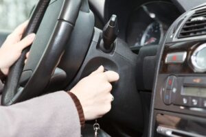 Якої помилки припускаються водії під час запуску двигуна, пояснили експерти