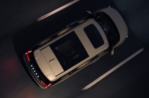 Компанія Volvo показала на відео електричний мінівен EM90