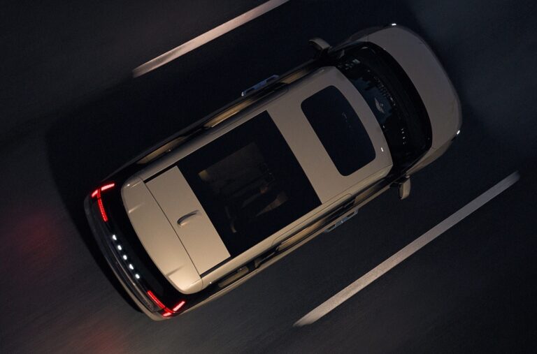 Компанія Volvo показала на відео електричний мінівен EM90