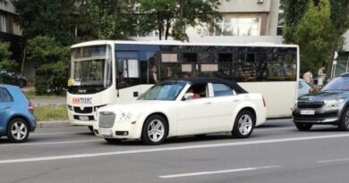 На вулицях Києва помітили незвичайний Chrysler 300С у кузові кабріолет