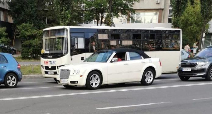 На вулицях Києва помітили незвичайний Chrysler 300С у кузові кабріолет
