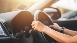 Названо 3 предмети які можуть вибухнути в машині влітку