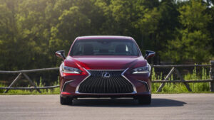 Українці під час війни активно скуповують елітні авто: названо причину