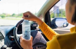 Експерт назвав 15 речей, які краще не возити у спеку в автомобілі