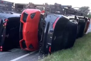 У Великій Британії в аварії постраждали відразу дев’ять дорогих суперкарів