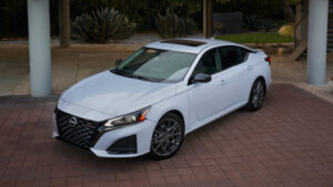 Nissan виводить на ринок седан за $25 тисяч