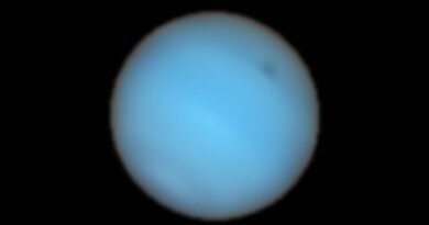 Великі темні плями на Нептуні виявилися потемнілими крижинками із сірководню
