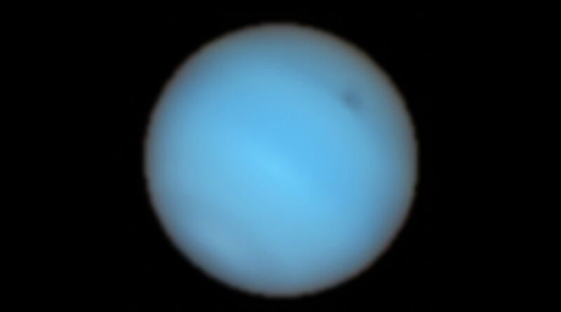 Великі темні плями на Нептуні виявилися потемнілими крижинками із сірководню