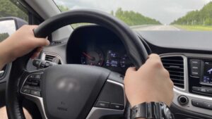 Названа швидкість, на якій можна безпечно керувати машиною однією рукою