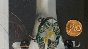 Чотириногий мініатюрний робот сплющився і проліз у шпарину