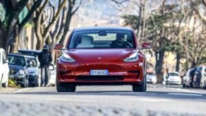 Нова Tesla спалахнула прямо на дорозі, наїхавши на уламок: відео