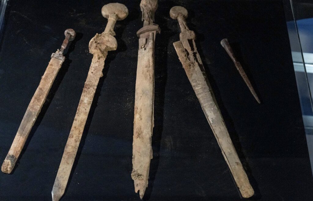 В ізраїльській печері знайшли сховок 1 900-річних римських мечів