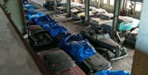 На покинутому складі знайшли схованку з рідкісними машинами на мільйони доларів (Відео)
