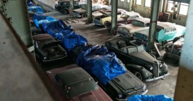 На покинутому складі знайшли схованку з рідкісними машинами на мільйони доларів (Відео)