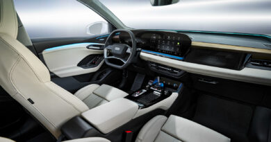 Audi раскрыла высокотехнологичный интерьер кроссовера Q6 e-tron