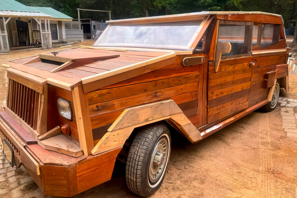 Ford F-150 зразка 1983 року перетворили на дерев'яний пікап за допомогою будівельних дощок