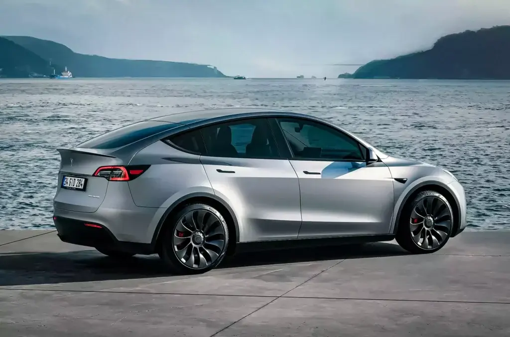 Частина власників Tesla Model Y повертається до бензинових кросоверів