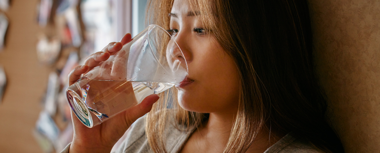 Чи допомагає вживання великої кількості води схуднути? Експерт пояснює